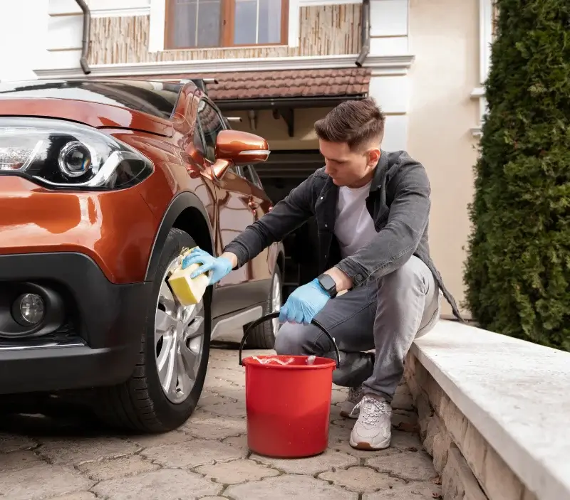 Lavage auto à domicile Salins-Fontaine : professionnel intervenant sur un véhicule